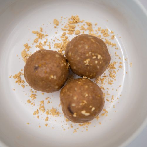 Peanut butter protein balls plated 500x500
